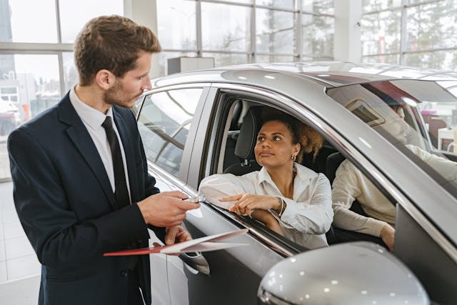 prodejce autosalon